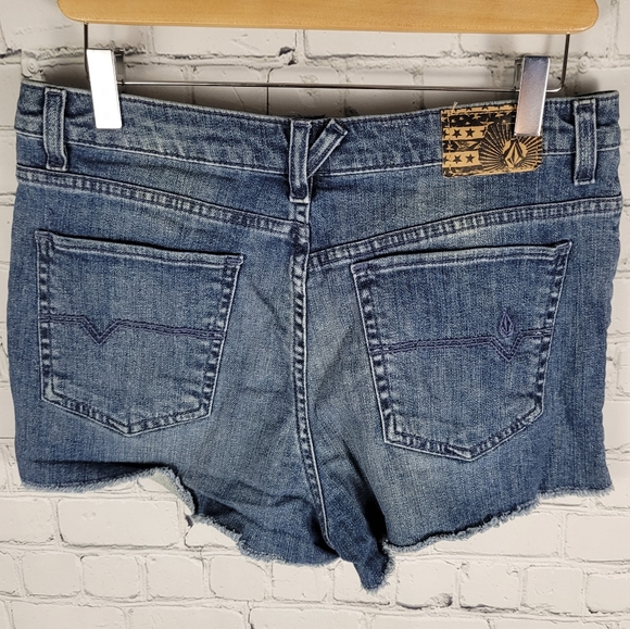 VOLCOM | Stix hi-rise high waist distressed denim frayed hem jean shorts - Picture 2 of 5